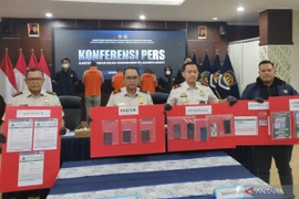 A press conference at the West Jakarta Class I Immigration Office regarding the disclosure of an international human smuggling syndicate that sent foreign nationals to Australia via Indonesia, on January 20, 2026 (Photo: ANTARA)