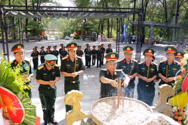 Lieutenant General Ha Tho Binh, Commander of Military Region 4, and the delegation pay tribute to heroic martyrs at Truong Son National Martyrs Cemetery. (Photo: VNA)