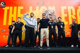 SEA Games silver medallist Do Huy Hoang (right) will face Filipino fighter John Dave Almanza in the MMA Pro 56kg category. (Photo: Lion Championship) 