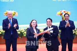 New Zealand Ambassador to Vietnam Caroline Beresford hands over the Certificate of opening new routes to New Zealand to Vietjet representative Nguyen Anh Tuan, Vice Chairman of the Board of Directors, in the presence of the Prime Ministers of Vietnam and New Zealand. (Photo: VNA)