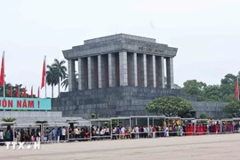 Visitors queue to pay tribute to President Ho Chi Minh at the mausoleum (Photo: VNA) 