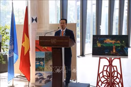 Ambassador Mai Phan Dung delivers opening remarks at the photo exhibition (Photo: VNA)