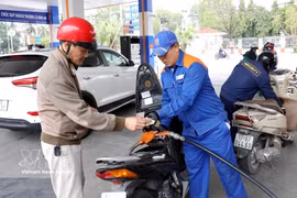 Customers purchase petrol at Station No. 03 (Petrolimex Hung Yen) on Quang Trung Street, Tran Hung Dao ward, Hung Yen province. (Photo: VNA) 