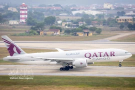 A Qatar Airways aircraft is seen at Noi Bai International Airport in Hanoi. (Photo: VNA)