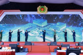 Prime Minister Pham Minh Chinh (centre) and officials mark the inauguration of National Data Centre No. 1 at Hoa Lac Hi-Tech Park in Hanoi on August 18, 2025. (Photo: VNA)