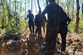 The K53 Team of the Quang Ngai provincial military command carries out search and recovery operations for the remains of fallen soldiers in Laos. (Photo: VNA) 