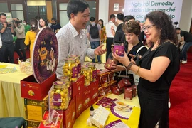 Introducing OCOP products to visitors (Photo: VNA)