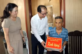Hai Duong city's leaders present gifts to a family with a newly renovated house. (Photo: VNA)