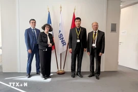 Deputy Minister of Construction Pham Minh Ha (second from right) and leaders of France’s Nuclear Safety and Radiation Protection Authority (ASRN). (Photo: VNA) 