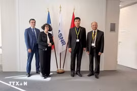 Deputy Minister of Construction Pham Minh Ha (second from right) and leaders of France’s Nuclear Safety and Radiation Protection Authority (ASRN). (Photo: VNA) 