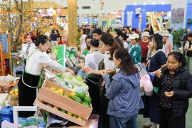 A large number of visitors flock to the booth showcasing Son La province’s signature and specialty products. (Photo: VNA) 