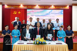 The Hue Festival organising committee signs a sponsorship deal with Vietnam Airlines and Pacific Airlines. (Photo: VNA)