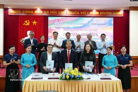 The Hue Festival organising committee signs a sponsorship deal with Vietnam Airlines and Pacific Airlines. (Photo: VNA)