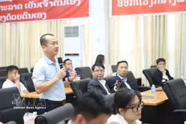 A Vietnamese business representative in Laos raises opinions at the forum. (Photo: VNA) 