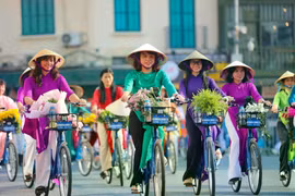 Women participate in the “Ao dai connecting Hanoi tourism and heritage” programme in 2023. (Photo: VNA) 