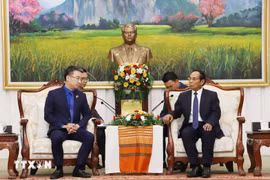 Politburo Member, Permanent Member of the Lao Party Secretariat, and Vice President Bounthong Chitmany (right) receives Secretary of the Ho Chi Minh Communist Youth Union Central Committee Nguyen Tuong Lam in Vientiane on July 10. (Photo: VNA) 