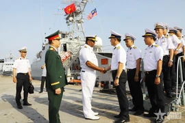 Colonel Murthi Subromoniam welcomes the delegation of the Vietnam People’s Navy and Ship 17 during their courtesy visit and exchange with the Royal Malaysian Navy. (Photo: Quan Doi Nhan Dan)