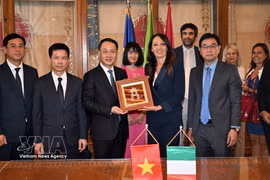 A Hanoi leader presents a gift to President of the Rome City Council Svetlana Celli at the meeting on July 27. (Photo: VNA) 