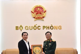 General Nguyen Tan Cuong (right), Chief of the General Staff of the Vietnam People's Army and Deputy Minister of National Defence, presents a souvenir to Senior Lieutenant General Saichay Kommasith, Chief of the General Staff of the Lao People’s Army and Deputy Minister of National Defence of Laos, at their meeting on March 9. (Photo: qdnd.vn) 