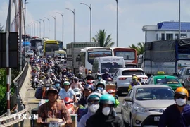 The Government has urged ministries and localities to review and amend legal loopholes causing excessive congestion. (Photo: VNA) 