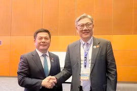 Minister of Industry and Trade Nguyen Hong Dien meets with Chinese Minister of Commerce Wang Wentao on the sidelines of the 47th ASEAN Summit in Malaysia on October 27. (Photo: moit.gov.vn) 