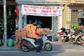 Many individuals, households, businesses and agencies have brought goods directly to local donation reception points. (Photo: VNA)