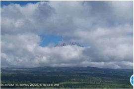 Mount Semeru erupts with a 1,000-meter-high column of volcanic ash from the Mahameru peak on July 17, 2025. (Photo: ANTARA) 