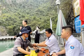 Medical staff offer health advice and checkups to foreign tourists in Ha Long Bay (Photo: VNA)