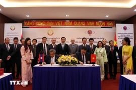 The signing of the minutes of the bilateral meeting between the Vietnam Academy of Science and Technology and the Lao Ministry of Technology and Communications. (Photo: VNA)