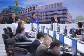 Prime Minister Anutin Charnvirakul (centre) chairs a special meeting of the Joint Management and Monitoring Centre for the Situation in the Middle East on March 19. (Photo: Bangkok Post) 