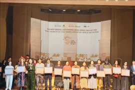 Director of Hanoi's Department of Culture and Sports Bach Lien Huong presents the Hanoi Creative Cultural Space Certificate to representatives of creative cultural spaces. (Photo: VNA) 