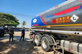 Officials inspect the 10-wheel tanker found smuggling fuel to Myanmar in Mae Sot border district on Sunday. (Photo:bangkokpost.com) 