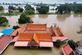 An aerial view of the area surrounding Wat Bot (Bon) in Ban Krathum, Sena district in Ayutthaya, showing extensive recent flooding. The new insurance development plan considers disaster risks. (Photo: bangkokpost.com) 