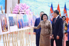 Prime Minister Le Minh Hung and Cambodian National Assembly President Samdech Khuon Sudary view a photo exhibition on Vietnam–Cambodia cooperation. (Photo: VNA) 