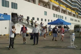 Tourists begin sightseeing tours to historical sites and attractions in Ho Chi Minh City (Photo: SGGP.org.vn)