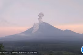 Mount Semeru in East Java erupts on April 14, 2026. (Photo: ANTARA) 