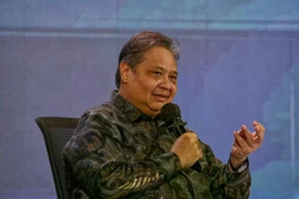 Indonesian Chief Economic Affairs Minister Airlangga Hartarto speaks at the Investor Daily Round Table forum in Jakarta on April 30, 2025. Hosting the forum is B-Universe Media Holdings. (Photo: jakartaglobe.id) 