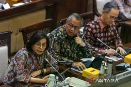 Finance Minister Sri Mulyani Indrawati (left), Bank Indonesia Governor Perry Warjiyo (center), and Chairman of the OJK Board of Commissioners Mahendra Siregar (right) deliver their presentations during a working meeting with Commission XI of the Indonesian House of Representatives (DPR RI) at the Parliamentary Complex in Senayan, Jakarta, Thursday (July 3, 2025). (Photo: Antara)