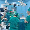 Specialist doctors from Binh Dan Hospital in Ho Chi Minh City coordinate to perform emergency surgery on a resident with traumatic injuries in Con Dao. (Photo: VNA) 