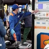 People buy petrol at Petrolimex petrol gas station in Hanoi (Photo: VNA)