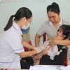 A health worker administer IPV polio vaccine to a child in Dong Thap province. (Photo: VNA)