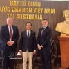 Vietnamese Ambassador to Australia Pham Hung Tam (centre) meets with Chairman of SunRice Group John Bradford (L) and its Communications Director Anthony McFarlane on May 27. (Photo: VNA)