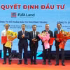 Da Nang People’s Committee Chairman Nguyen Manh Hung (second from left) presents investment policy approval decisions and investment registration certificates for three infrastructure projects in FTZ Zones 2, 3 and 4. (Photo: VNA)