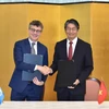 UNESCO Representative to Vietnam Jonathan Wallace Baker and Japanese Ambassador Ito Naoki at the signing ceremony (Photo: baoquocte.vn)