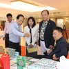 A Vinh Long official introduces signature local products to Korean guests. (Photo: VNA)