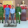 Doan Hong Hai (third from left) hands over a rare pangolin to the authorities of Bao Lam I commune. (Photo: VNA)