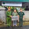 Representatives of the Ngoc Lam Border Guard Station under the Nghe An Border Guard Command and Son Lam commune's police hand over a pangolin voluntarily surrendered by a local resident to the wildlife conservation centre at Pu Mat National Park. (Photo: VNA)