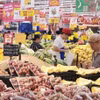 Consumers buy fruit at a supermarket in Vietnam. (Photo: VNA)