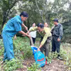 An Asian water monitor lizard (Varanus Salvator) is released into the Bac Lieu Bird Sanctuary Nature Reserve on August 5. (Photo: VNA)