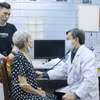 Doctors from Cho Ray Hospital conduct preventive health screenings for residents at the Cho Lon ward health station. (Photo: VNA)
